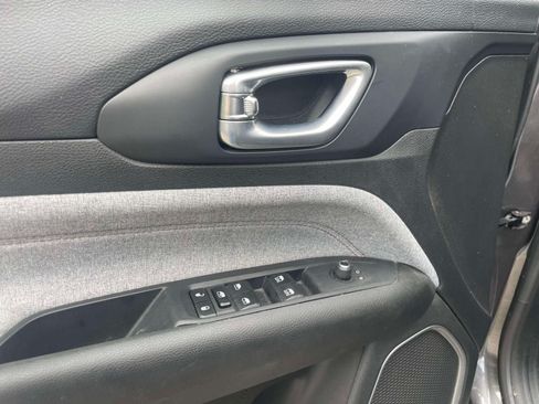 Used 2023 Jeep Compass Latitude w/ Sun and Sound Group AWD/4WD image 17