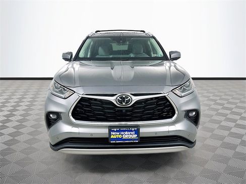 New 2026 Toyota Highlander Platinum image 2