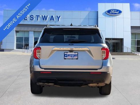 Used 2023 Ford Explorer XLT image 5