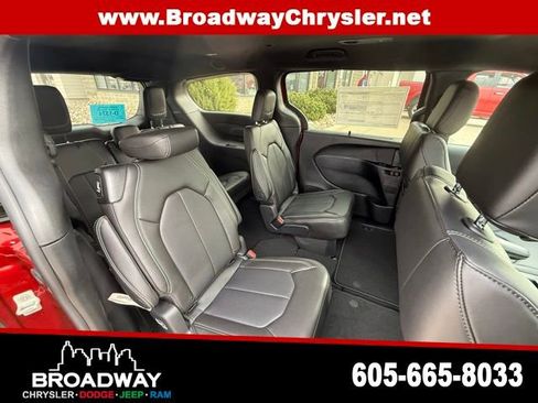 New 2026 Chrysler Pacifica Select image 9