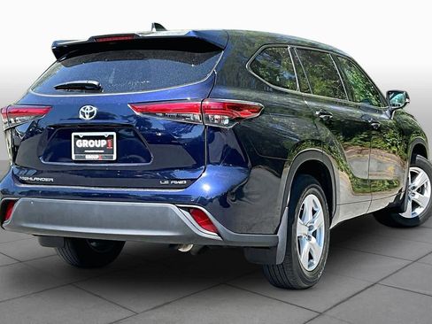 Used 2022 Toyota Highlander LE AWD/4WD image 12