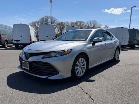 Used 2018 Toyota Camry LE FWD image 3