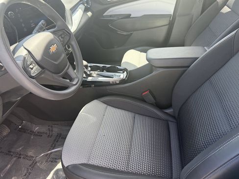 Used 2025 Chevrolet Trax LT FWD image 11