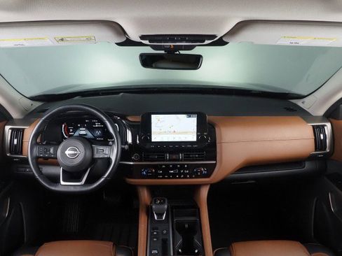 Used 2023 Nissan Pathfinder Platinum FWD image 3