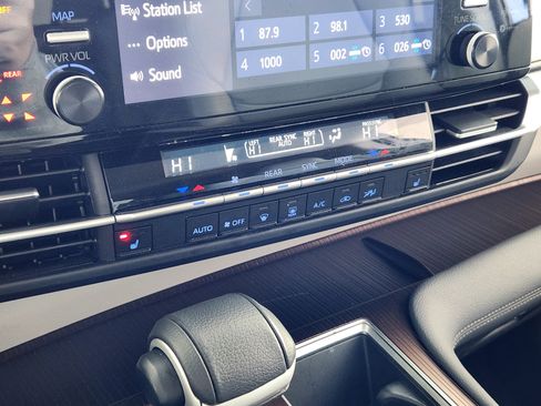 Used 2024 Toyota Sienna XLE image 24