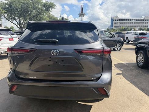 Used 2025 Toyota Highlander LE FWD image 6