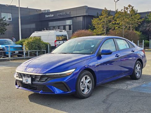 Used 2025 Hyundai Elantra SE image 3