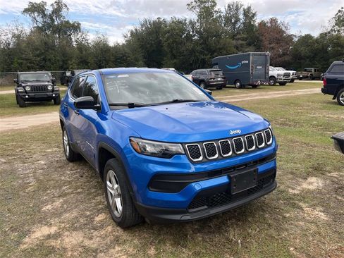 Used 2023 Jeep Compass Sport image 3
