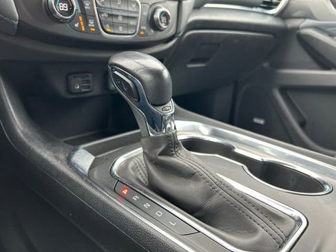 Used 2021 Chevrolet Traverse LT w/ LT Premium Package image 46