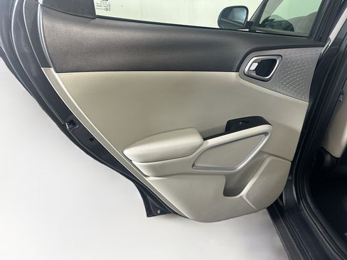 Used 2025 Kia Soul LX w/ LX Technology Package image 27