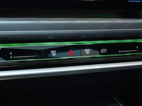 Certified 2023 BMW i7 xDrive60 AWD/4WD image 24