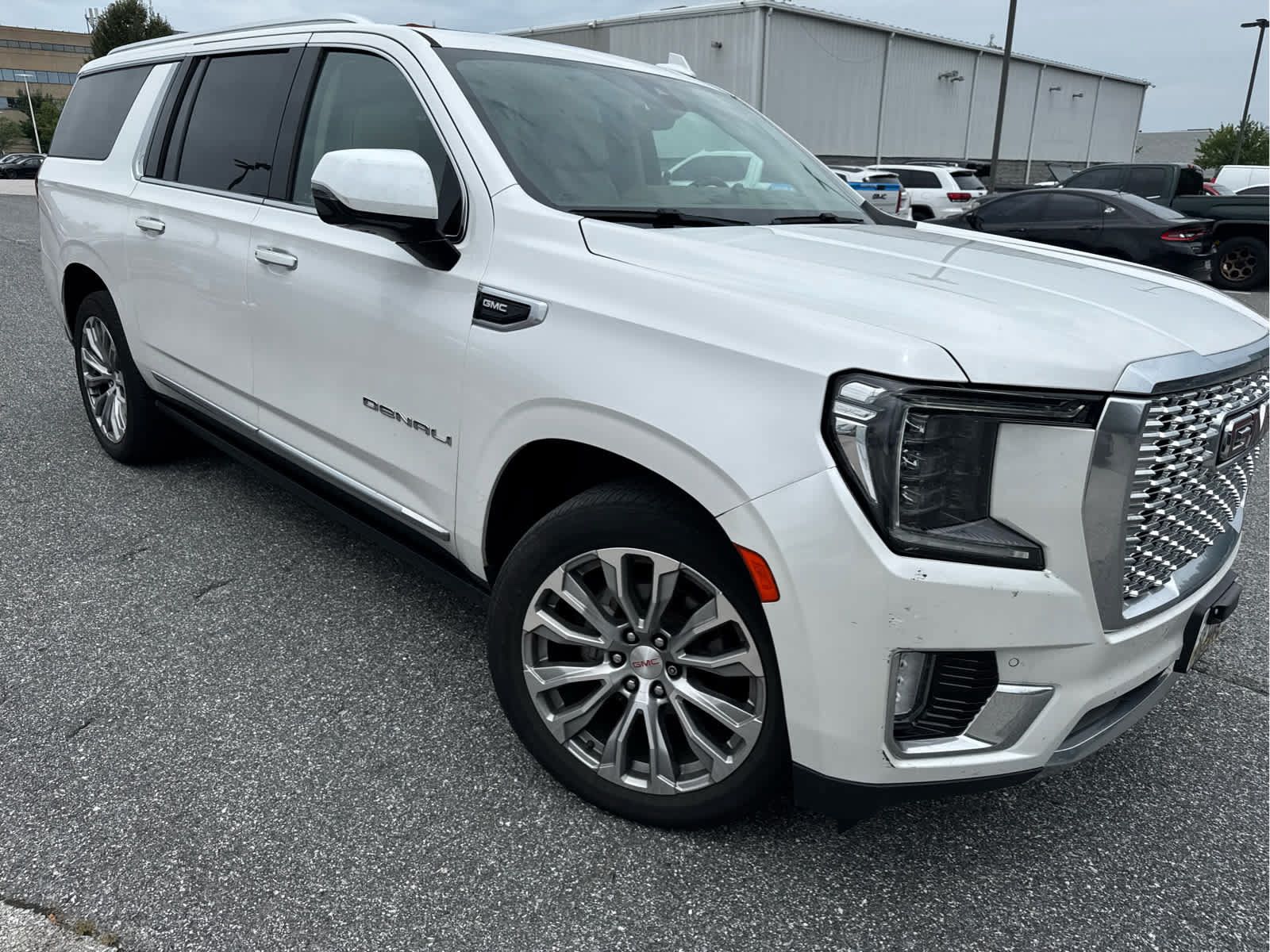 Certified 2022 GMC Yukon XL Denali w/ Denali Ultimate Package AWD/4WD image 2
