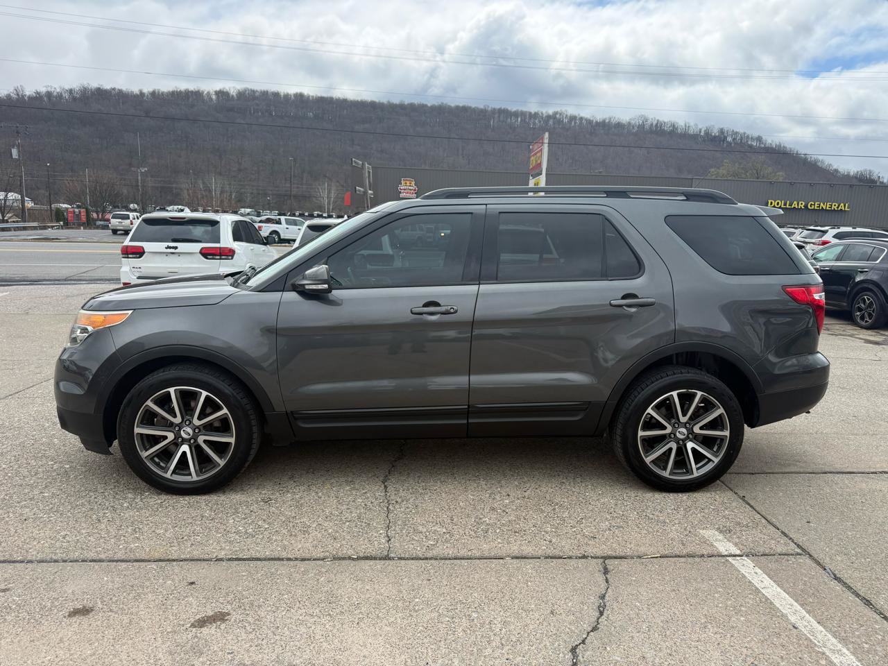 Used 2015 Ford Explorer XLT w/ Equipment Group 202B AWD/4WD image 4