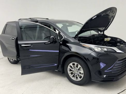 Used 2026 Toyota Sienna XLE FWD image 10