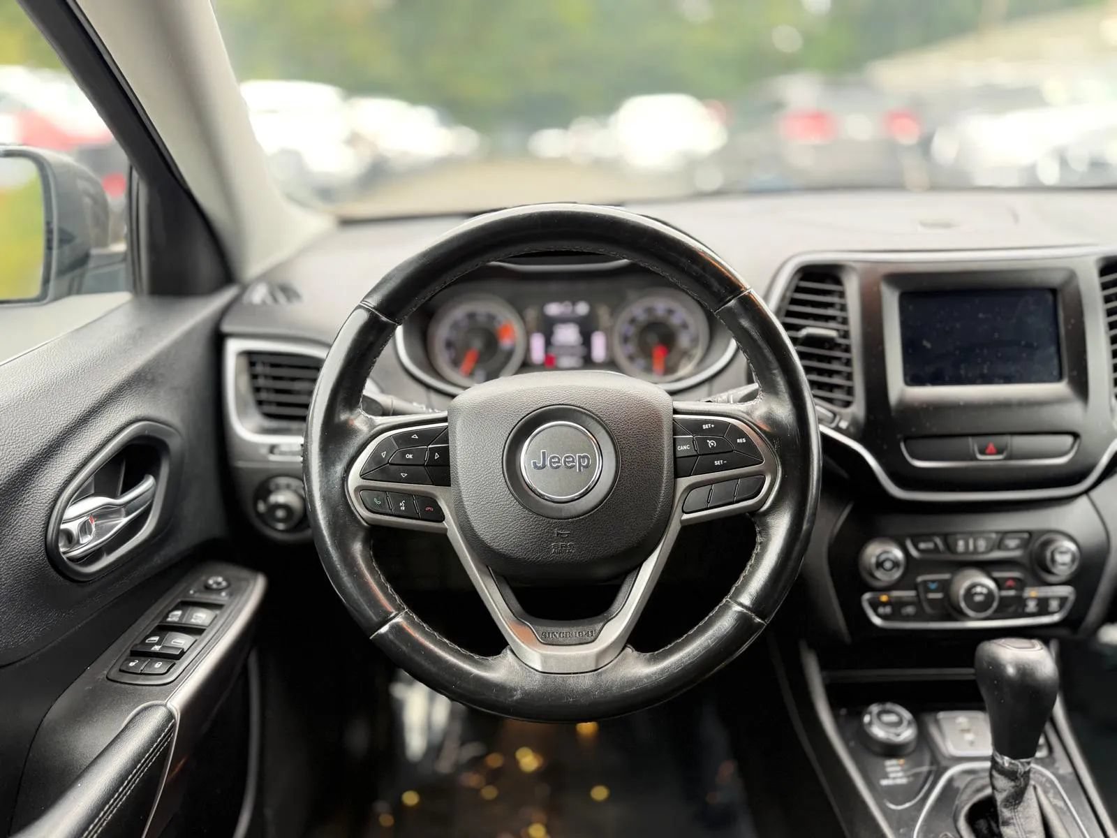Used 2019 Jeep Cherokee Latitude Plus AWD/4WD image 11