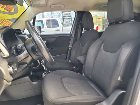 Used 2015 Jeep Renegade Latitude w/ Popular Equipment Group FWD image 10