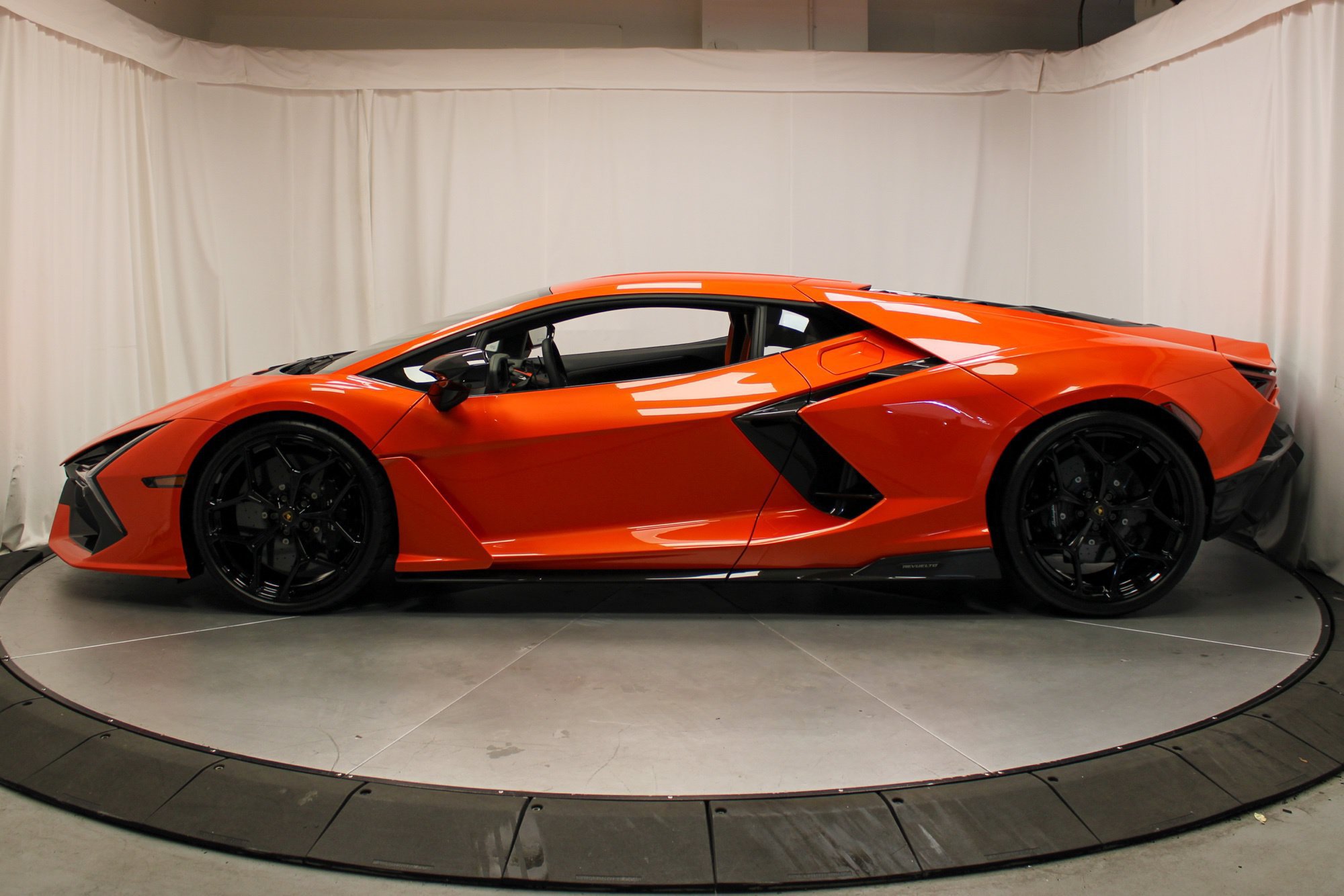 Used 2025 Lamborghini Revuelto AWD/4WD image 2