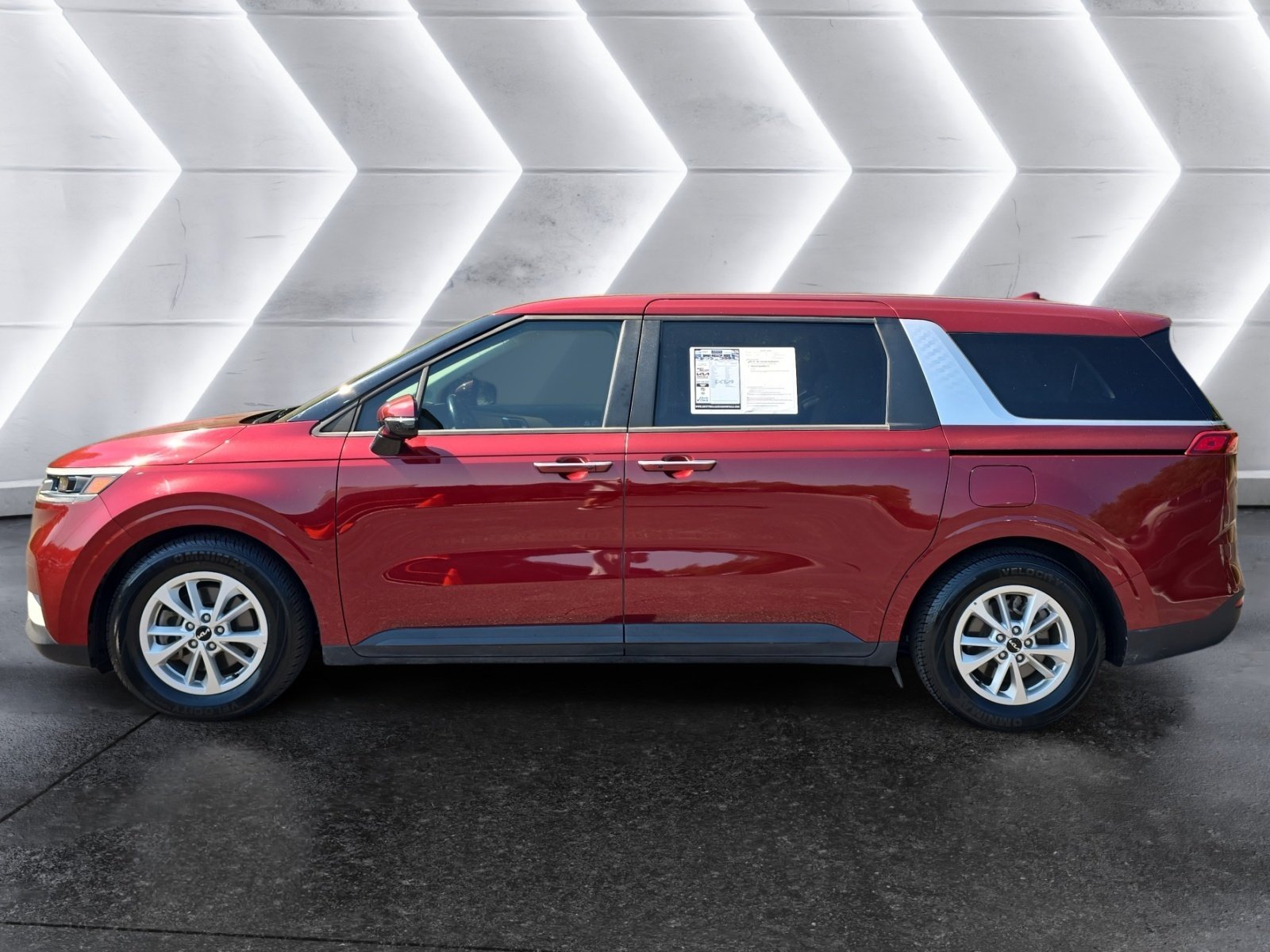 Used 2022 Kia Carnival LXS FWD image 2