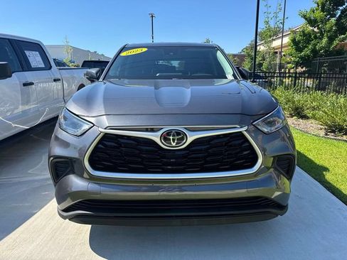 Used 2023 Toyota Highlander L FWD image 2