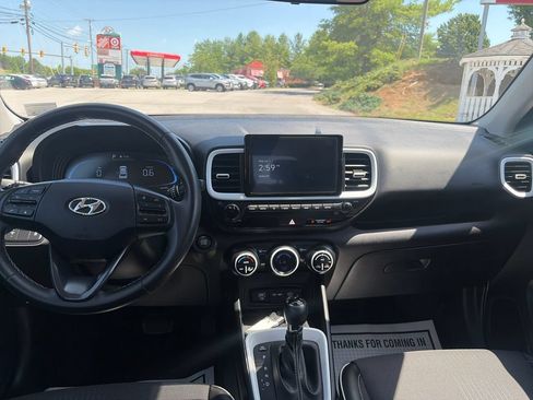 Used 2025 Hyundai Venue Limited FWD image 13