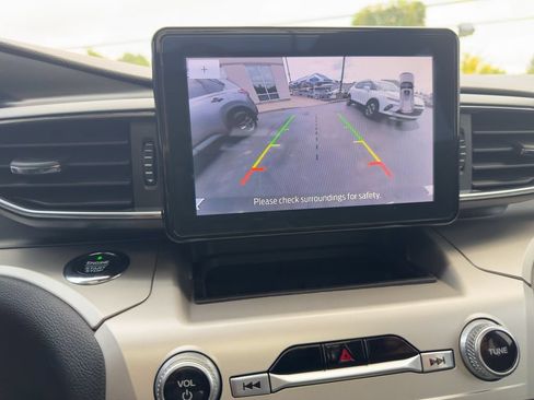 Used 2021 Ford Explorer XLT w/ Equipment Group 202A AWD/4WD image 34