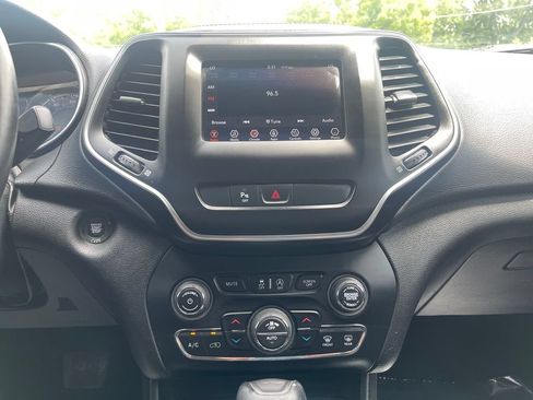 Used 2019 Jeep Cherokee Latitude Plus w/ Comfort/Convenience Group AWD/4WD image 24