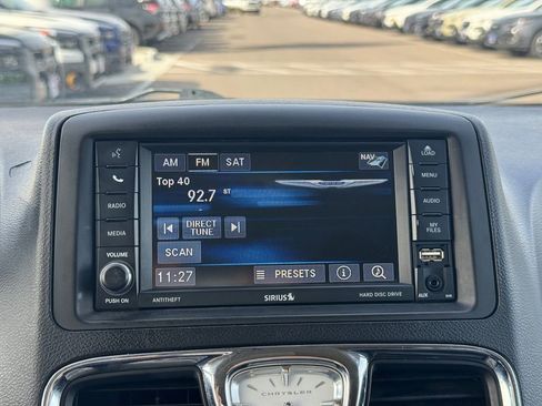 Used 2014 Chrysler Town & Country Touring-L w/ Driver Convenience Group image 19