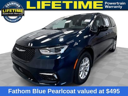 Used 2025 Chrysler Pacifica Select