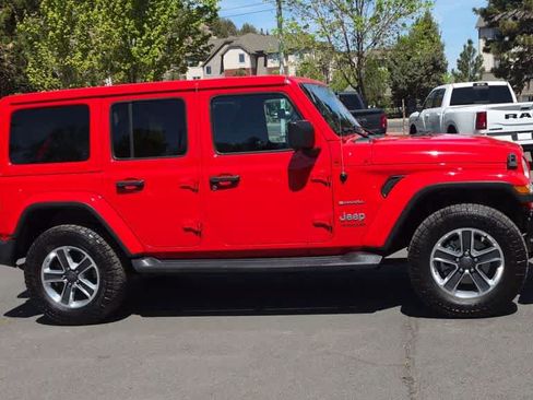 Used 2018 Jeep Wrangler Unlimited Sahara AWD/4WD image 2