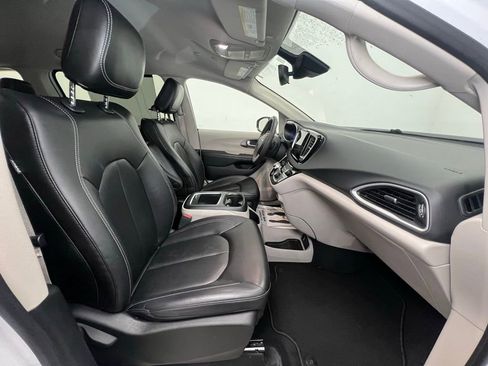 Used 2024 Chrysler Pacifica Touring-L image 11