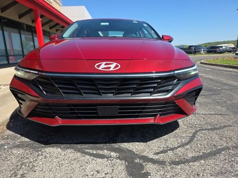 Used 2025 Hyundai Elantra Limited FWD image 2