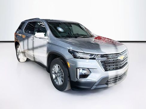 Used 2023 Chevrolet Traverse LT image 3