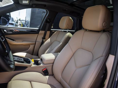 Certified 2026 Porsche Macan AWD/4WD image 5