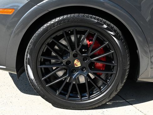 Used 2023 Porsche Cayenne GTS AWD/4WD image 9