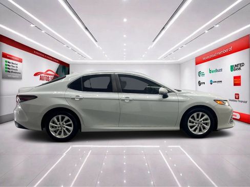 Used 2022 Toyota Camry LE image 5