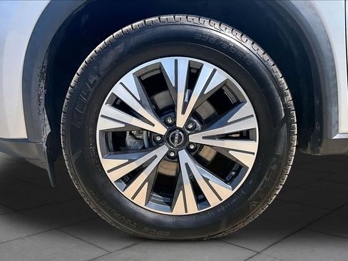 Used 2022 Nissan Rogue SV FWD image 11