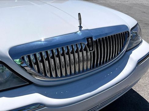 Used 2005 Lincoln Town Car Signature image 31