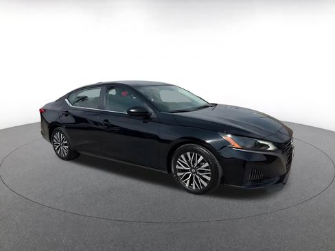Used 2026 Nissan Altima 2.5 SV FWD image 2