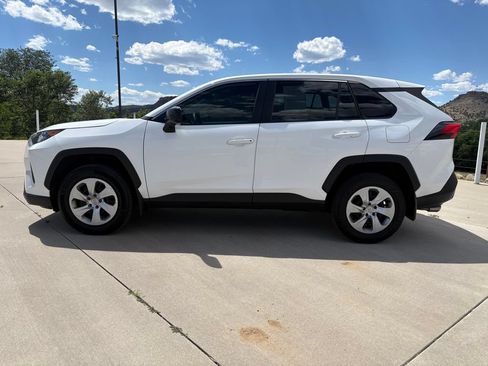 Used 2022 Toyota RAV4 LE FWD image 2