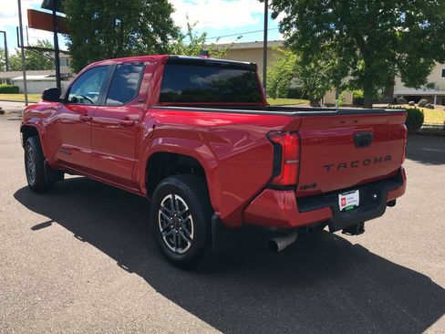 Used 2025 Toyota Tacoma SR5 AWD/4WD image 5