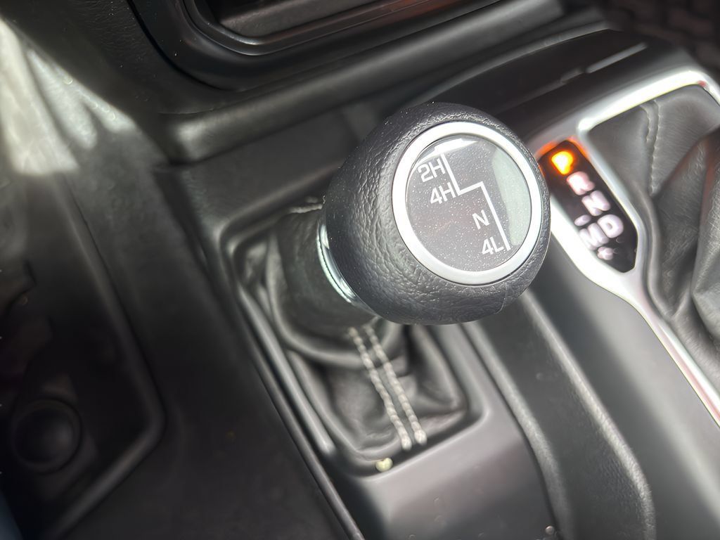 Used 2021 Jeep Wrangler Unlimited Sahara AWD/4WD image 12