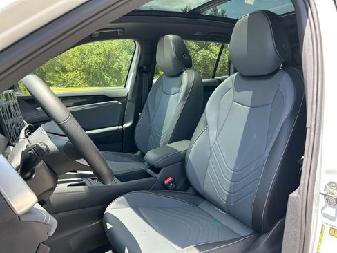 New 2026 Volkswagen Tiguan SE R-Line FWD image 21