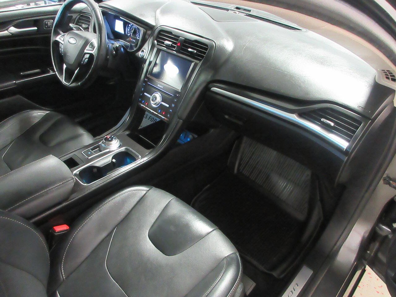Used 2017 Ford Fusion Titanium AWD/4WD image 16