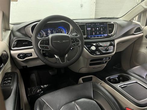 Used 2022 Chrysler Pacifica Touring-L image 9