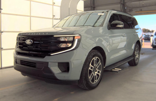 Used 2025 Ford Expedition Active AWD/4WD image 1