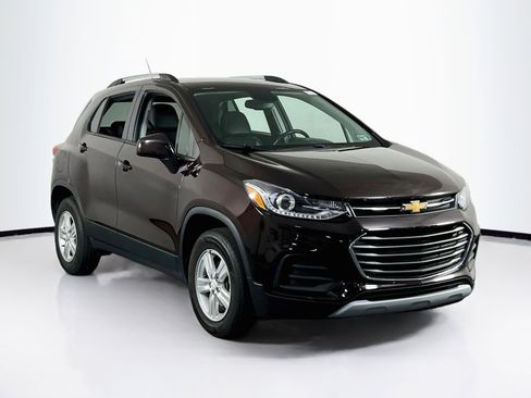 Used 2021 Chevrolet Trax LT w/ LT Convenience Package AWD/4WD image 3