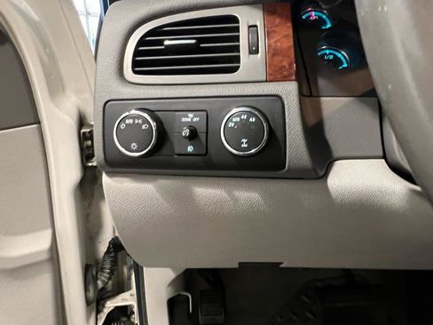 Used 2009 Chevrolet Silverado 1500 LTZ w/ White Diamond Edition AWD/4WD image 15