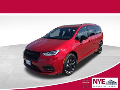 New 2026 Chrysler Pacifica Limited w/ Uconnect Theater Family Group