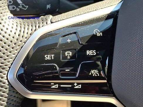 Used 2024 Volkswagen Tiguan SE R-Line image 23