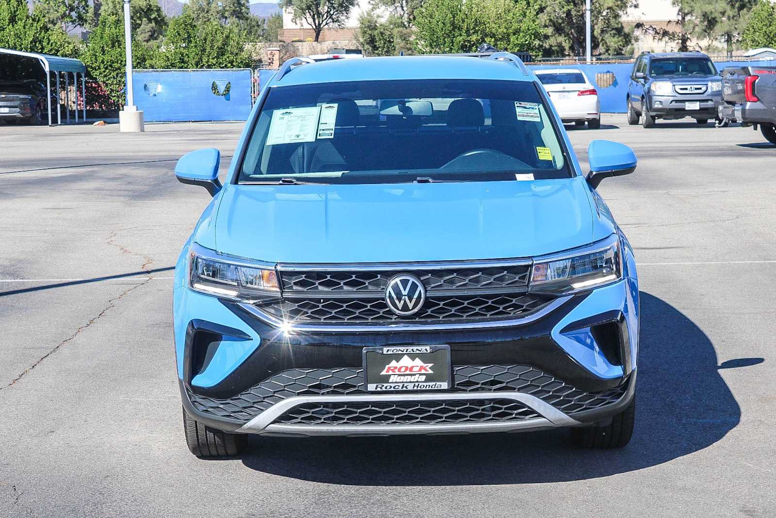 Used 2022 Volkswagen Taos SE FWD image 2